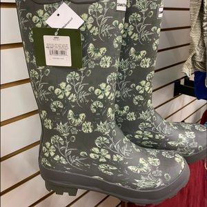 Smith & Hawken rain boots Olive green with Cream detailing